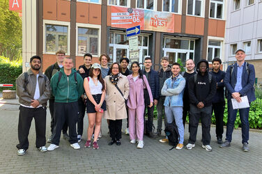 Eine Gruppe Menschen steht vor dem Gebäude A am FH-Standort Sonnenstraße.