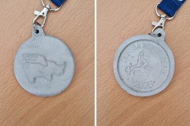 Die Vorderseite einer Medaille zeigt ein geflügeltes Nashorn, die Rückseite ein Einhorn mit der zusätzlichen Beschriftung: Dortmund Amiens 2025.