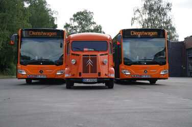 Big versus small: The Citroën HY in the middle of two large, also orange-colored city buses from Stadtwerke Dortmund.