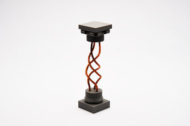 Award developed by students for the history of the building consisting of 3D-printed columns at the top and bottom and an anodized aluminium wire as a connection, photographed from the corner