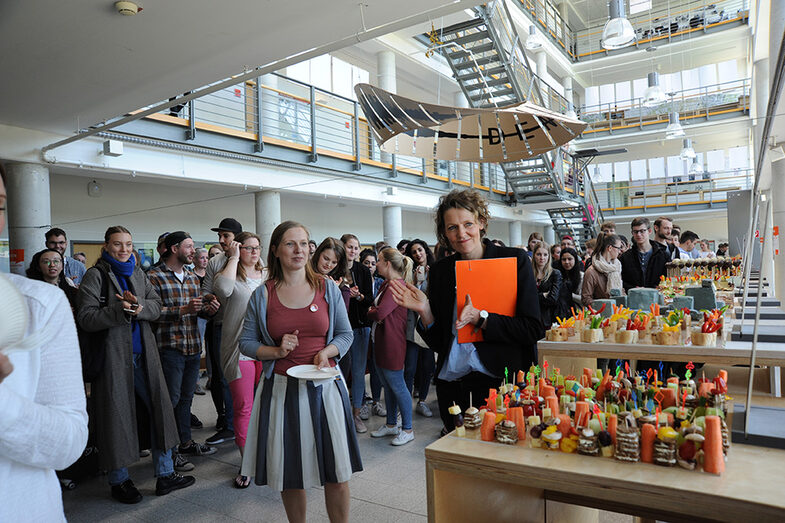 Besucher*innen des Tags der offenen Tür am Fachbereich Architektur stehen am Buffet