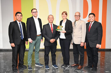 Gruppenbild internationaler Gäste an der Fachhochschule Dortmund: Die Delegation der Universitas Islam Riau in Pekanbaru ist zu sehen, von rechts:
Dr. Rendi Prayuda (Head of International Office),
Prof. Nurman (Head of Foundation), Dr. Ramona Schröpf, Prof. Syafrinaldi (Rector), Prof. Dr. Stephan Weyers, Dr. Surizki Feberianto (Head of Department of Magister Law).__Group picture of international guests at Dortmund University of Applied Sciences and Arts, showing a delegation from Universitas Islam Riau in Pekanbaru, from right:
Dr. Rendi Prayuda (Head of International Office),
Prof. Nurman (Head of Foundation), Dr. Ramona Schröpf, Prof. Syafrinaldi (Rector), Prof. Dr. Stephan Weyers, Dr. Surizki Feberianto (Head of Department of Magister Law).