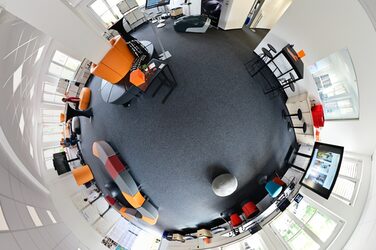 Little-Planet-Foto im IDiAL mit aufgebauten Exponaten.