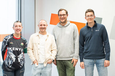 Gruppenfoto der vier Referent*innen der Info-Talks zu ihren Auslandsaufenthalten, am Standort Sonnenstraße. Group photo of the four speakers at the Info Talks on their stays abroad on campus Sonnenstraße