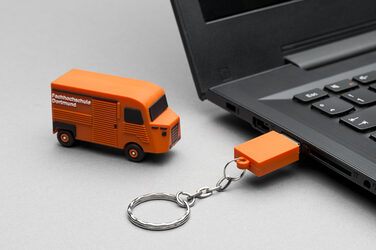 Der HY als USB-Stick angeschlossen an einem Laptop.