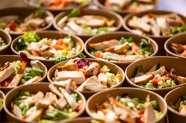 Frische Bowls serviert auf einem Tisch