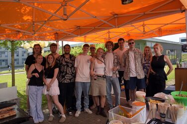 Das Team der Fachschaftnter unter einem orangefarbenen Pavillon.