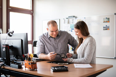 Foto von einer Auszubildenden und ihrem Praxisanleiter während der Arbeit.