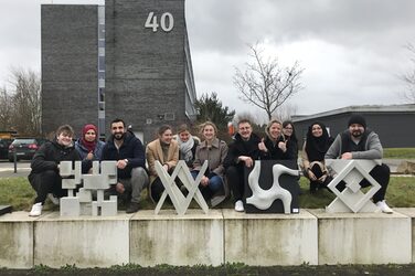 Group photo of the students in front of Fachhochschule Dortmund with four finished façade prototypes.