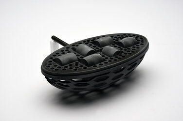 Design 3: black, oval-shaped model "everyday helper" made of generatively manufactured elements against a white background