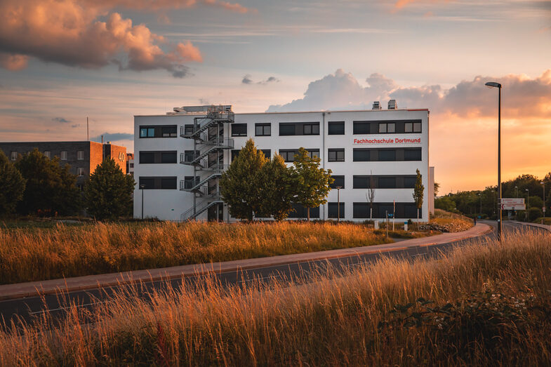 Foto vom Gebäude Emil-Figge-Straße 38b mit Logoanbringung "Fachhochschule Dortmund".