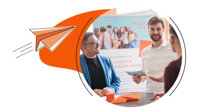 Ein Absolvent im blauen Sakko spricht mit einem Berater an einem Messestand, der für den International Career Service wirbt; daneben ist eine stilisierte Darstellung eines aufsteigenden Papierfliegers abgebildet.