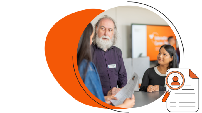 Ein Mann spricht mit zwei Bewerberinnen. Eine Frau hält einen Lebenslauf; daneben ist eine stilisierte Lupe über einem Lebenslauf-Dokument abgebildet.