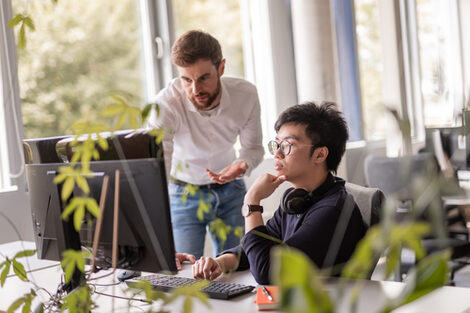 Jan Schmieder from the International Career Service counseling international students at a computer workstation.