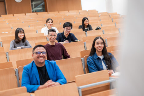 International students sit in the lecture hall of the Faculty of Architecture on the Emil-Figge-Straße campus.