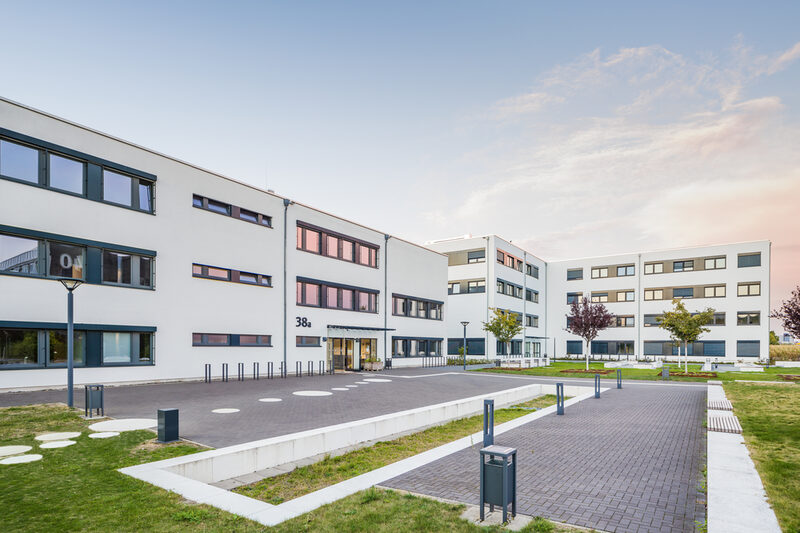 Foto der Gebäude Emil-Figge-Straße 38a und 38b der Fachhochschule Dortmund mit Vorplatz.