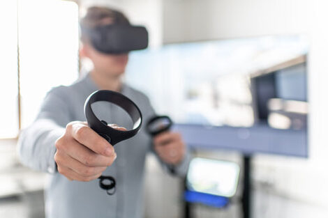 Mitarbeiter mit Virtual Reality Brille im VR-Labor des Fachbereichs<br>Architektur