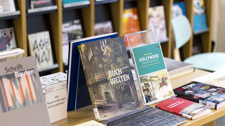 Foto eines Tischs mit Büchern in der Bibliothek__Photo of a table with books in the library