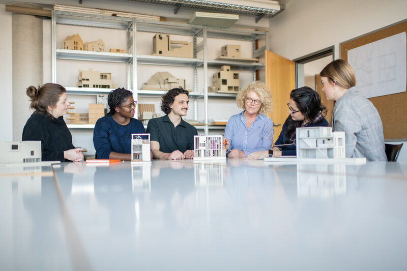 Entwurfsbesprechung am Modell mit Professorin und Studierenden am<br>Fachbereich Architektur