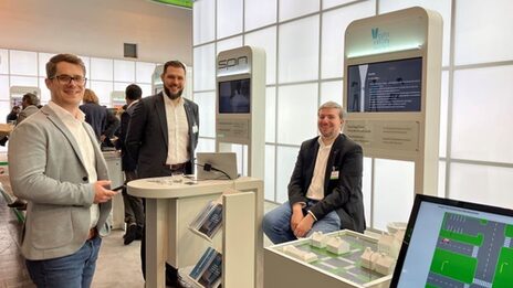 Philip Wizenty (IDiAL), Marc Wietzke (ruhrvalley) und Andreas Diepenbrock (IDiAL), präsentierten ihren Demonstrator auf dem Messestand.