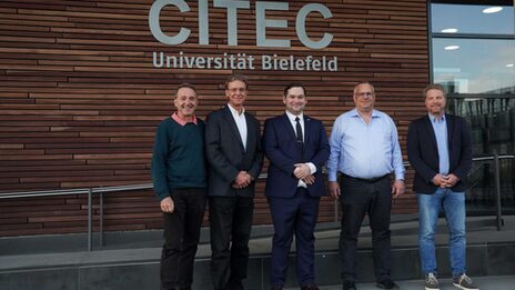 Group picture in front of the CITEC building.<br>The names from left to right: Prof. Dr.-Ing. Franz Kummert (CITEC, Bielefeld University), Prof. Dr.-Ing. Ulrich Rückert (CITEC, Bielefeld University), Mr. Lukas Krawczyk, Prof. Dr.-Ing. Carsten Wolff, Dr.-Ing. Sebastian Wrede (CITEC, Bielefeld University)