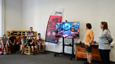Seven students on the left of the picture listen to Sabine Sachweh and Marcel Mitas describing the "Digital Rescue" escape room.
