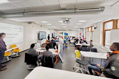 Ein Foto während der Begrüßung der Studierenden und Stipendiengeber beim DOMO 2025