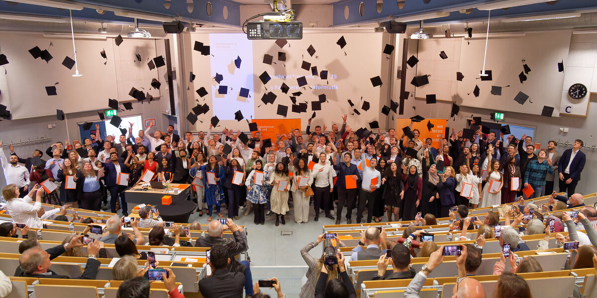 Traditioneller Hütewurf der Absolvent*innen bei der Abschlussfeier 2025 des FB Informatik