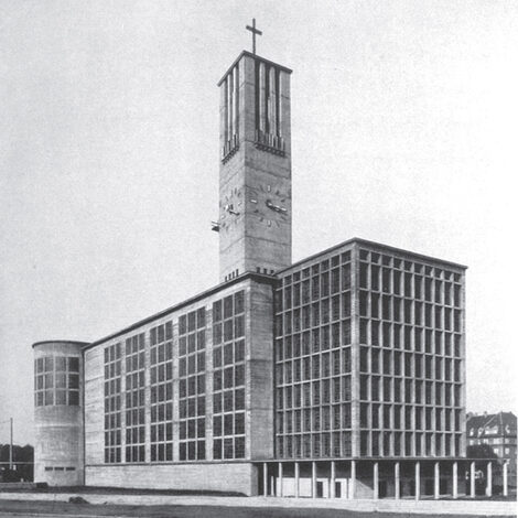 Schwarz-weiß Foto eines Kirchengebäudes mit viel Beton und Glas.