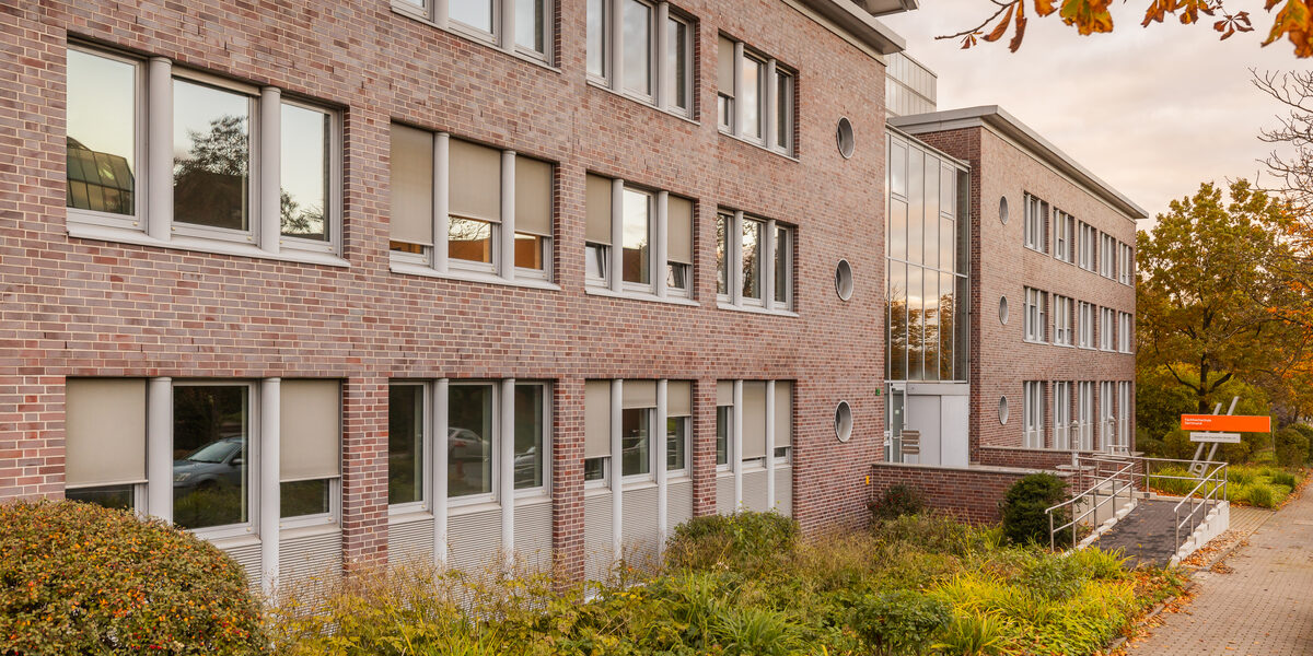 Foto des Eingangs des Gebäudes Joseph-von-Fraunhofer-straße 23 der Fachhochschule Dortmund.