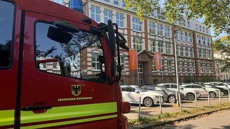 A fire engine in front of the Fachhochschule Dortmund building