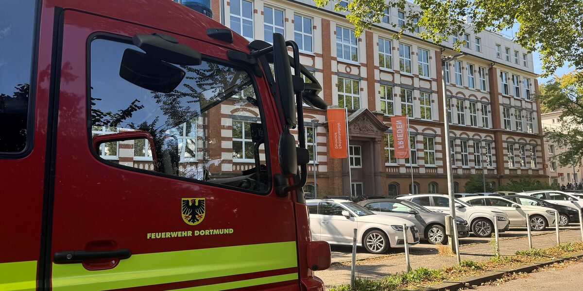 Ein Feuerwehrauto vor dem Gebäude der Fachhochschule Dortmund