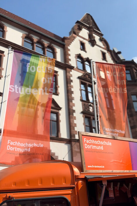Die FH-Regenbogenflagge weht vor dem alten Rathaus der Stadt Dortmund.