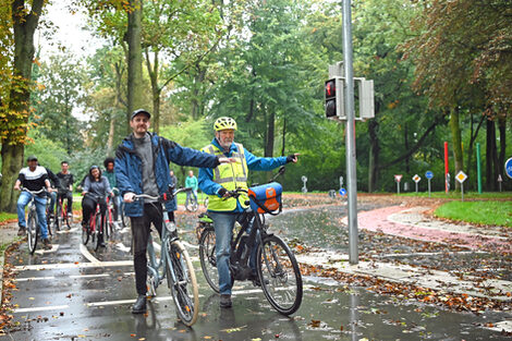 Menschen fahren auf Fahrrädern