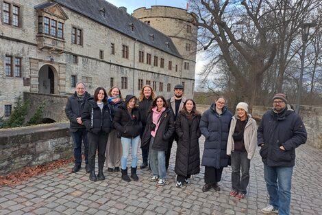 Students and Prof. Dr. Maik Wunder in a group photo in front of Wewelsburg Castle