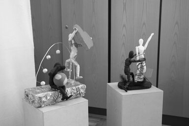Zwei Skulpturen auf jeweils einem Podest in schwarz-weiß