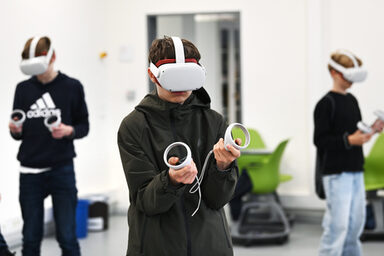 Drei Jugendliche tragen VR-Brillen