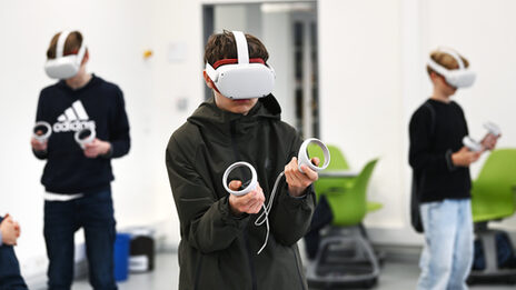Drei Jugendliche tragen VR-Brillen