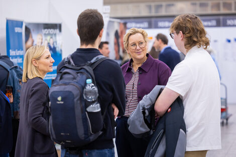 Mehrere Personen im Gespräch mit einander.