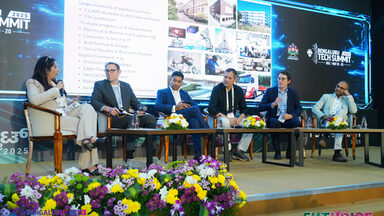 Mehrere Personen sitzen auf einem Podium