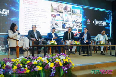 Mehrere Personen sitzen auf einem Podium