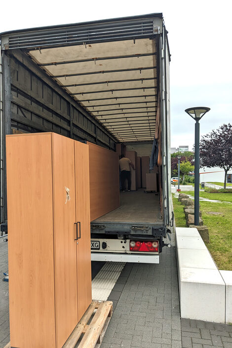 Möbel werden in einen Lkw verladen.