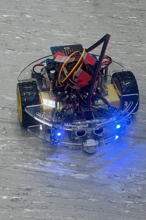 Schüler*innen bauen an einem Modelauto.