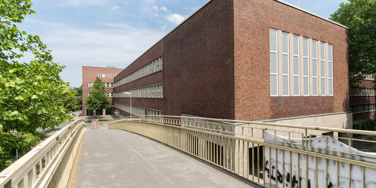 Photo with a view from the bridge over the Rheinlanddamm to a building of the Fachhochschule Dortmund at Max-Ophüls-Platz.