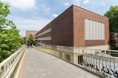 Photo with a view from the bridge over the Rheinlanddamm to a building of the Fachhochschule Dortmund at Max-Ophüls-Platz.