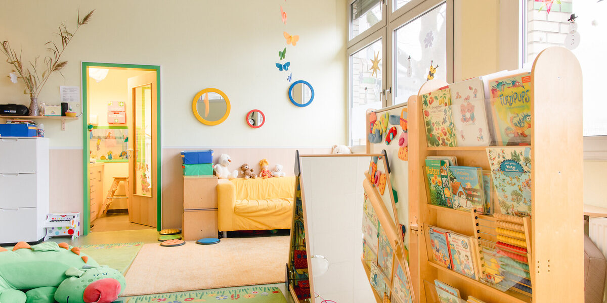 Ein Raum mit Spielzeug und Büchern für Kleinkinder wie er in einer Kindertagesstätte üblich ist.