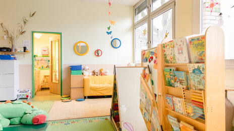 Ein Raum mit Spielzeug und Büchern für Kleinkinder wie er in einer Kindertagesstätte üblich ist.