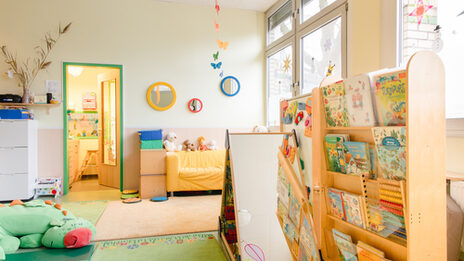 Ein Raum mit Spielzeug und Büchern für Kleinkinder wie er in einer Kindertagesstätte üblich ist.