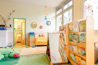 Ein Raum mit Spielzeug und Büchern für Kleinkinder wie er in einer Kindertagesstätte üblich ist.