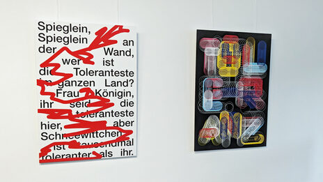 Zwei Plakate zum Thema Toleranz hängen an einer weißen Wand. Das eine Plakat fragt: Spieglein, Spieglein an der Wand, wer ist die tolerantestes im ganzen Land."